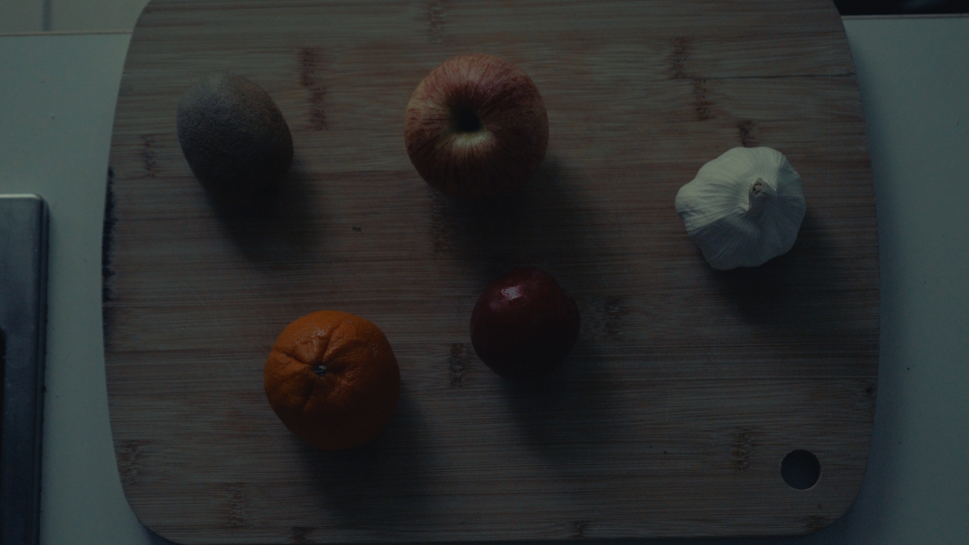 Fruta fresca sobre una tabla de cortar de madera