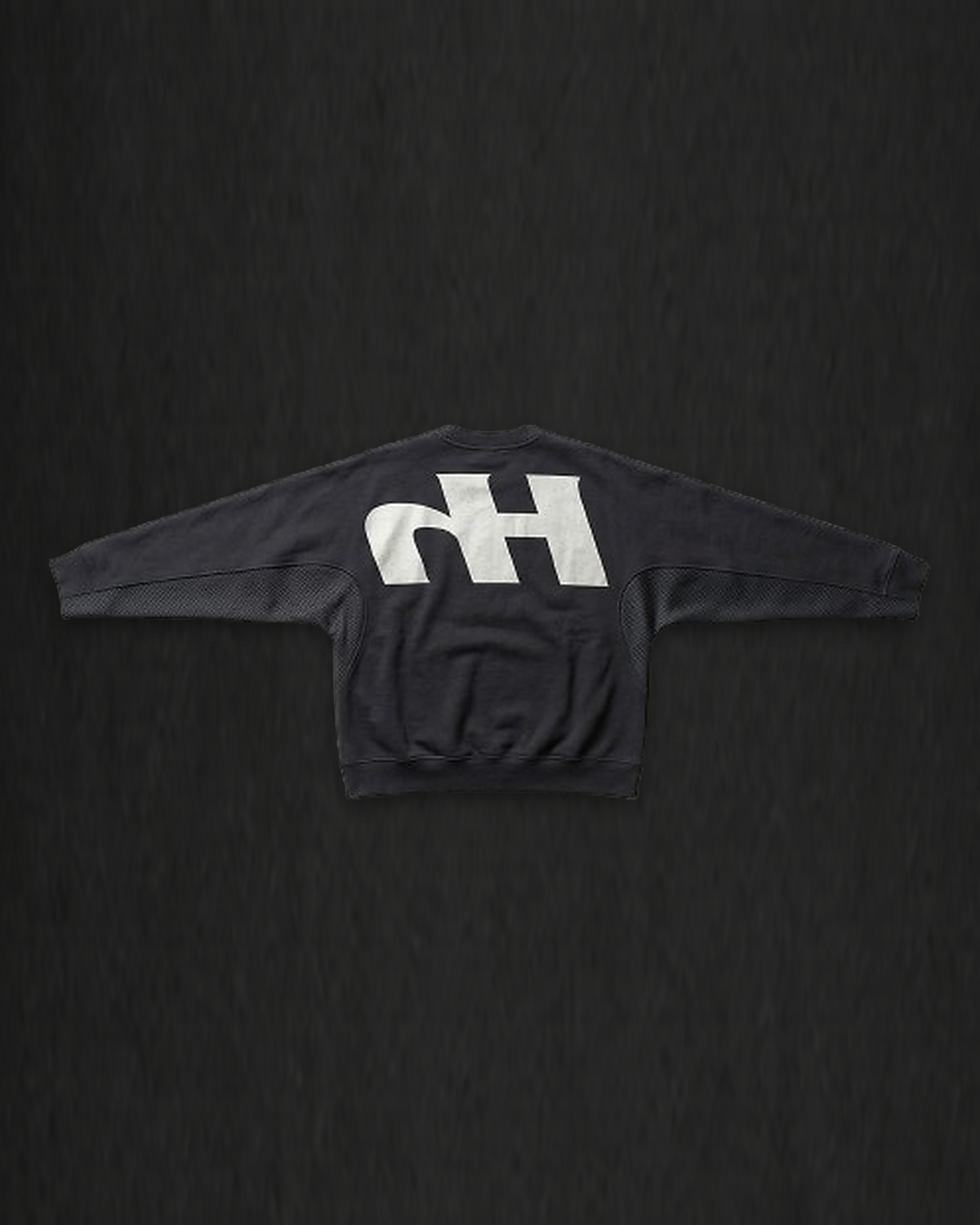 CORE LONGSLEEVE negra, vista trasera con el logo hH grande