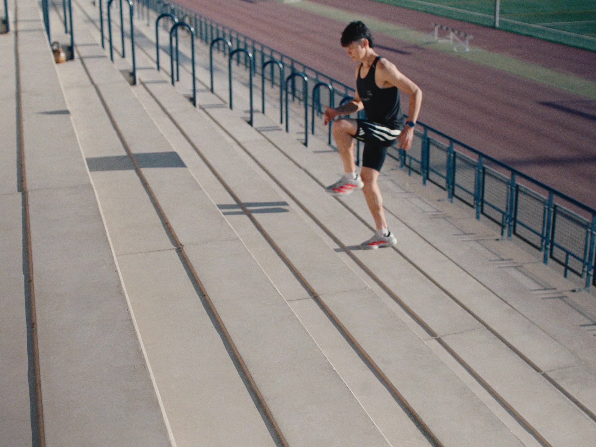 Atleta entrenando en las escaleras de una pista de atletismo
