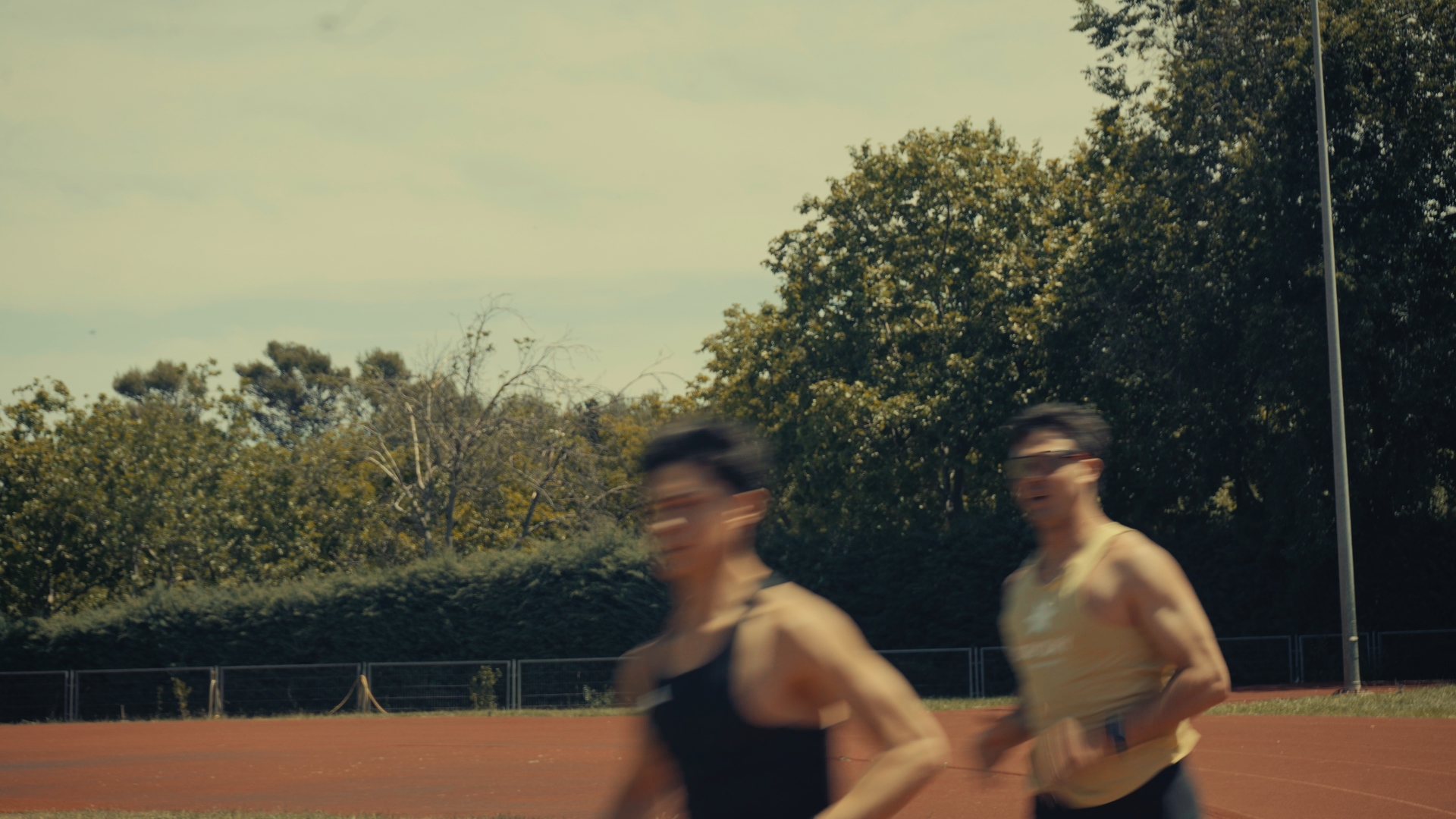 Dos corredores entrenando en una pista de atletismo