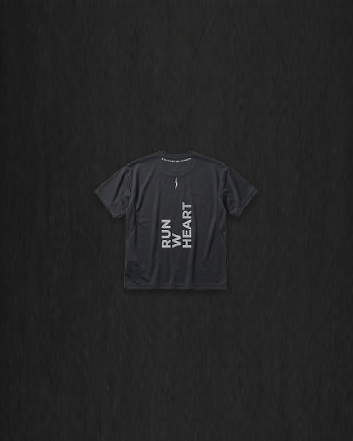 CORE TEE negra, vista trasera con RUN W HEART en vertical