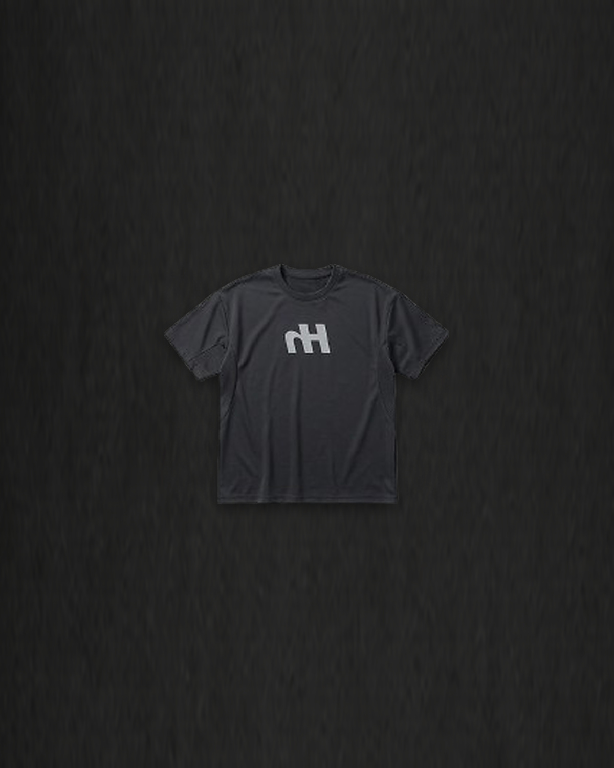 CORE TEE negra, vista delantera con el logo hH